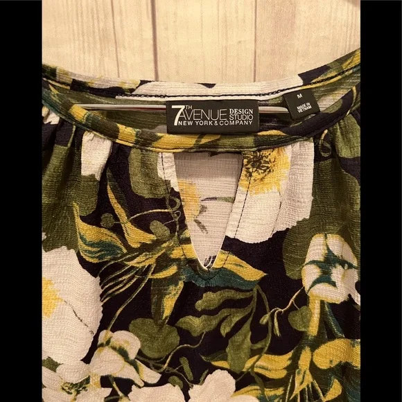NEW YORK & COMPANY short sleeve green flower top / size M - Picture 4 of 4